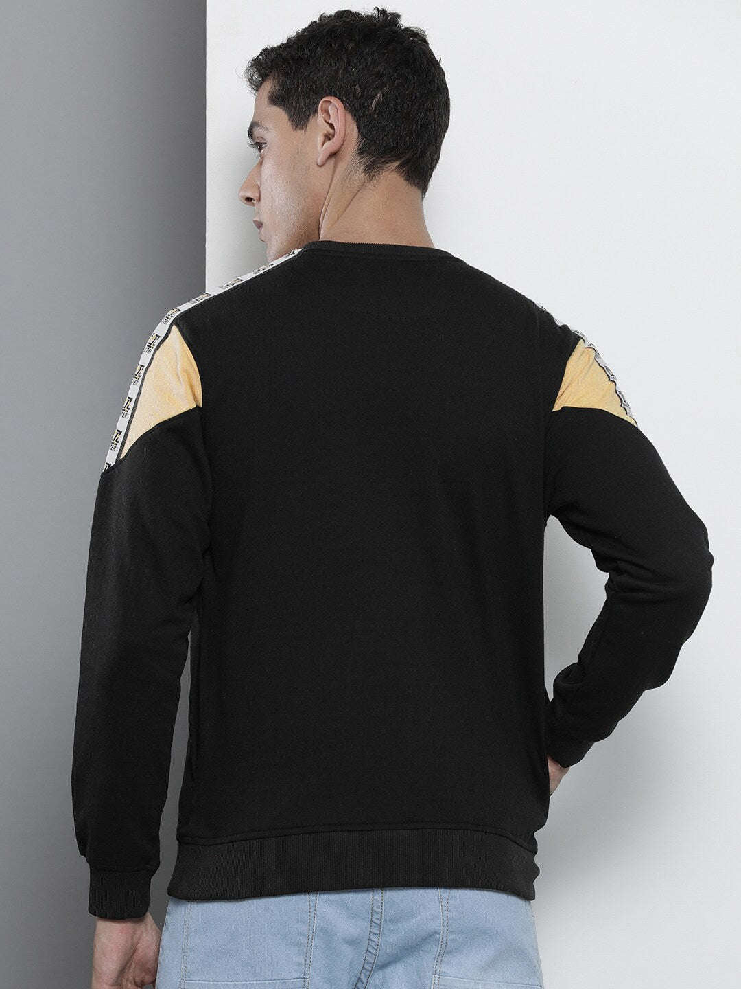 Men's Colourblocked Regular Fit Sweatshirt