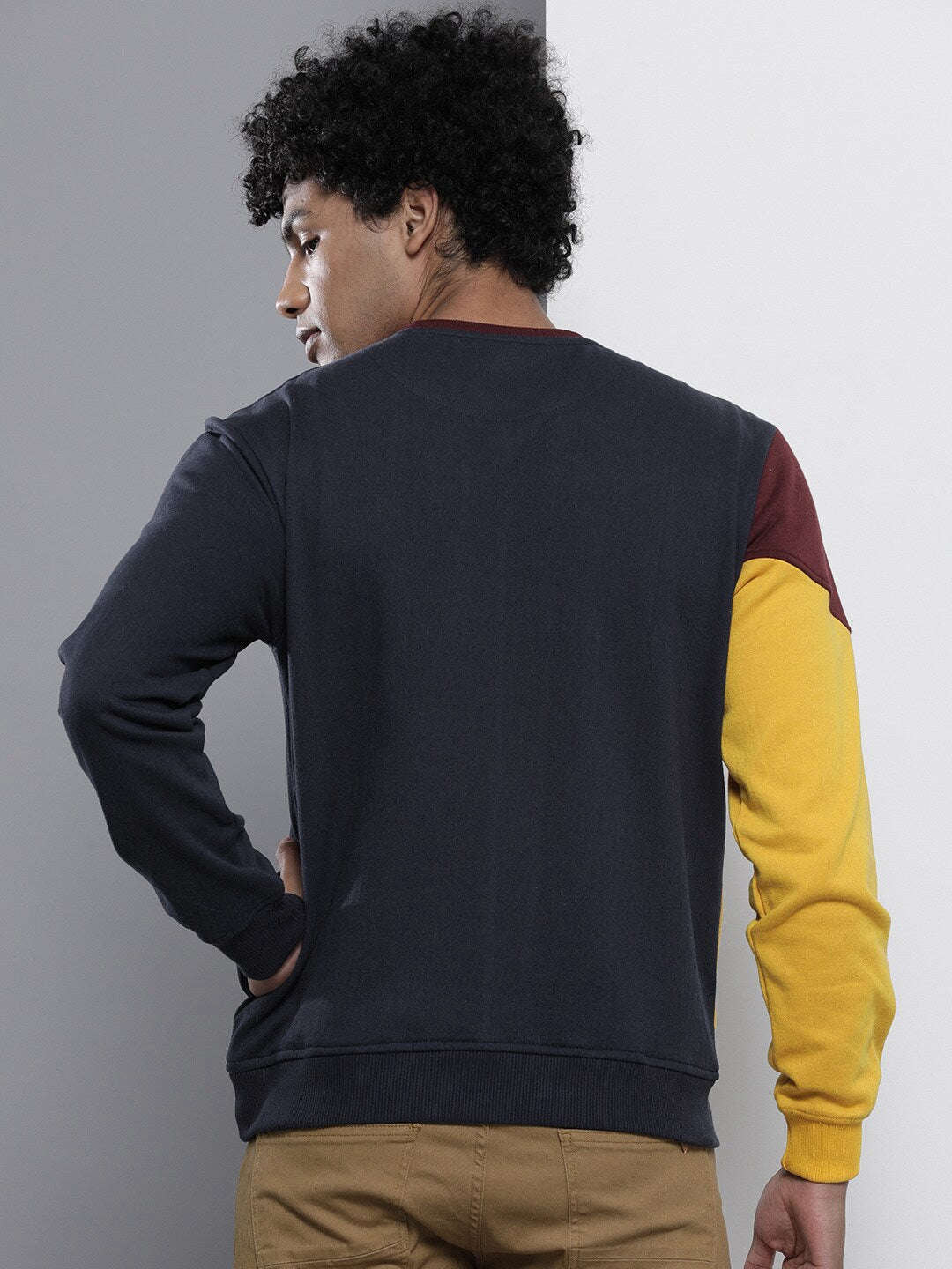 Men's Colourblocked Regular Fit Sweatshirt