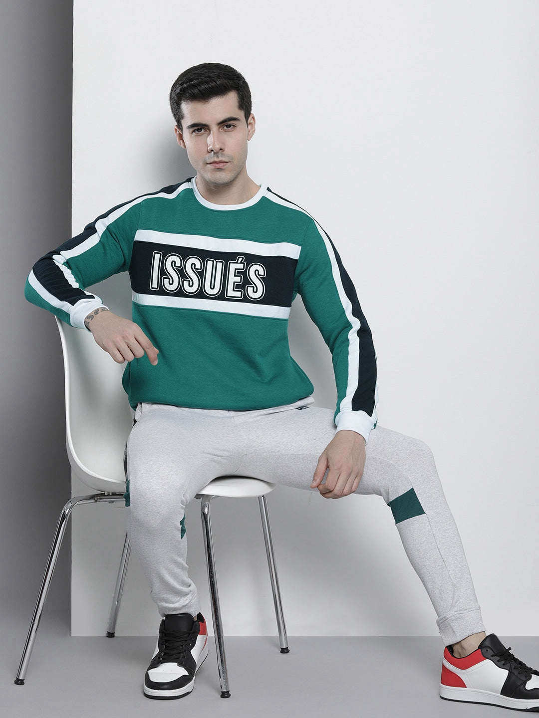 Men's Colourblocked Regular Fit Sweatshirt