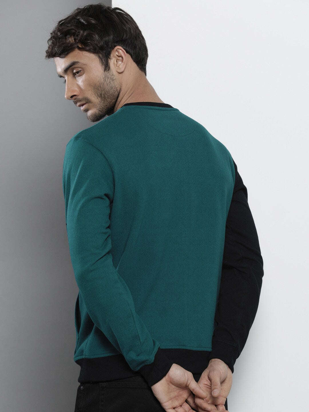 Men's Colourblocked Regular Fit Sweatshirt