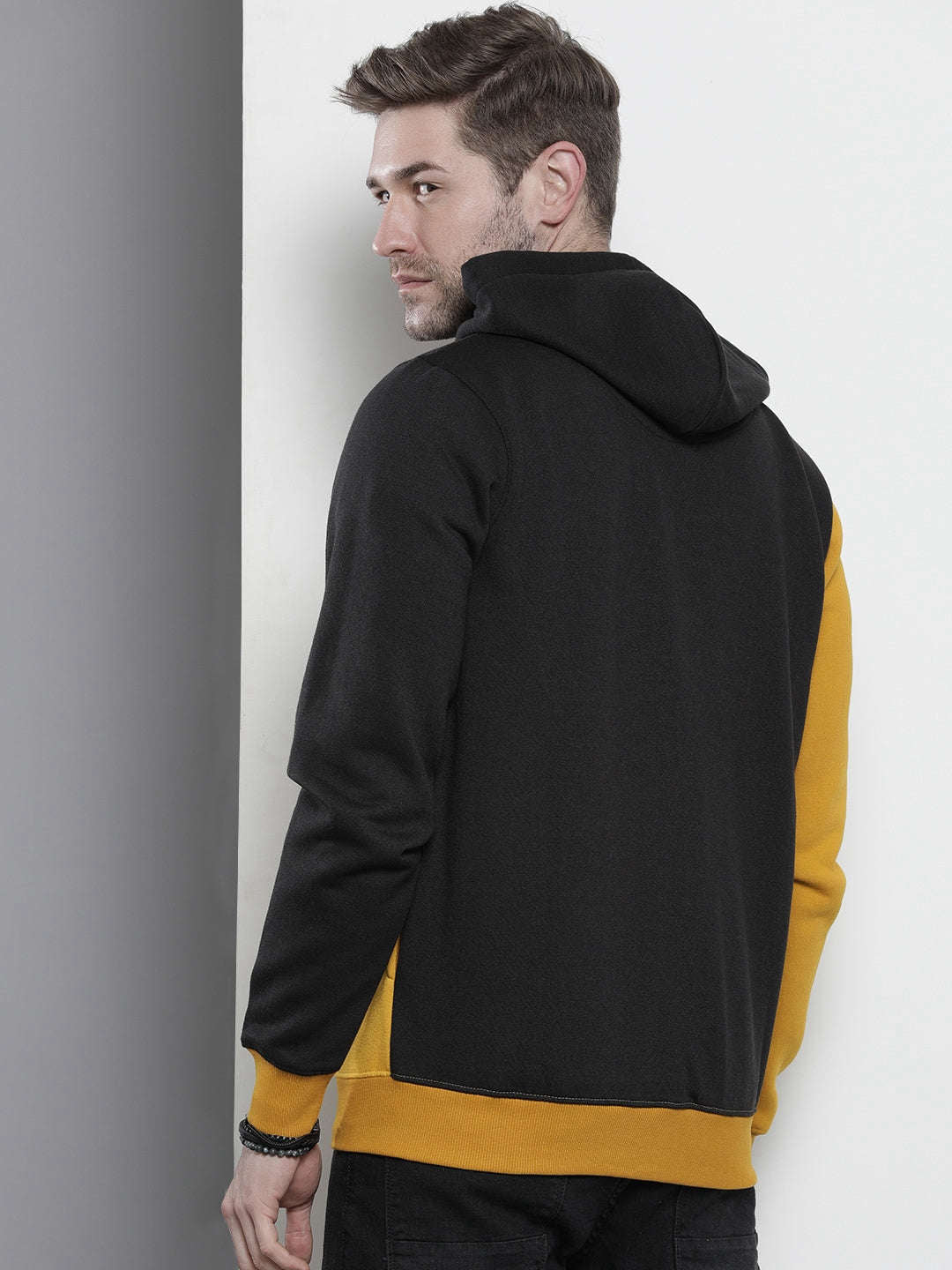 Men's Colourblocked Regular Fit Sweatshirt