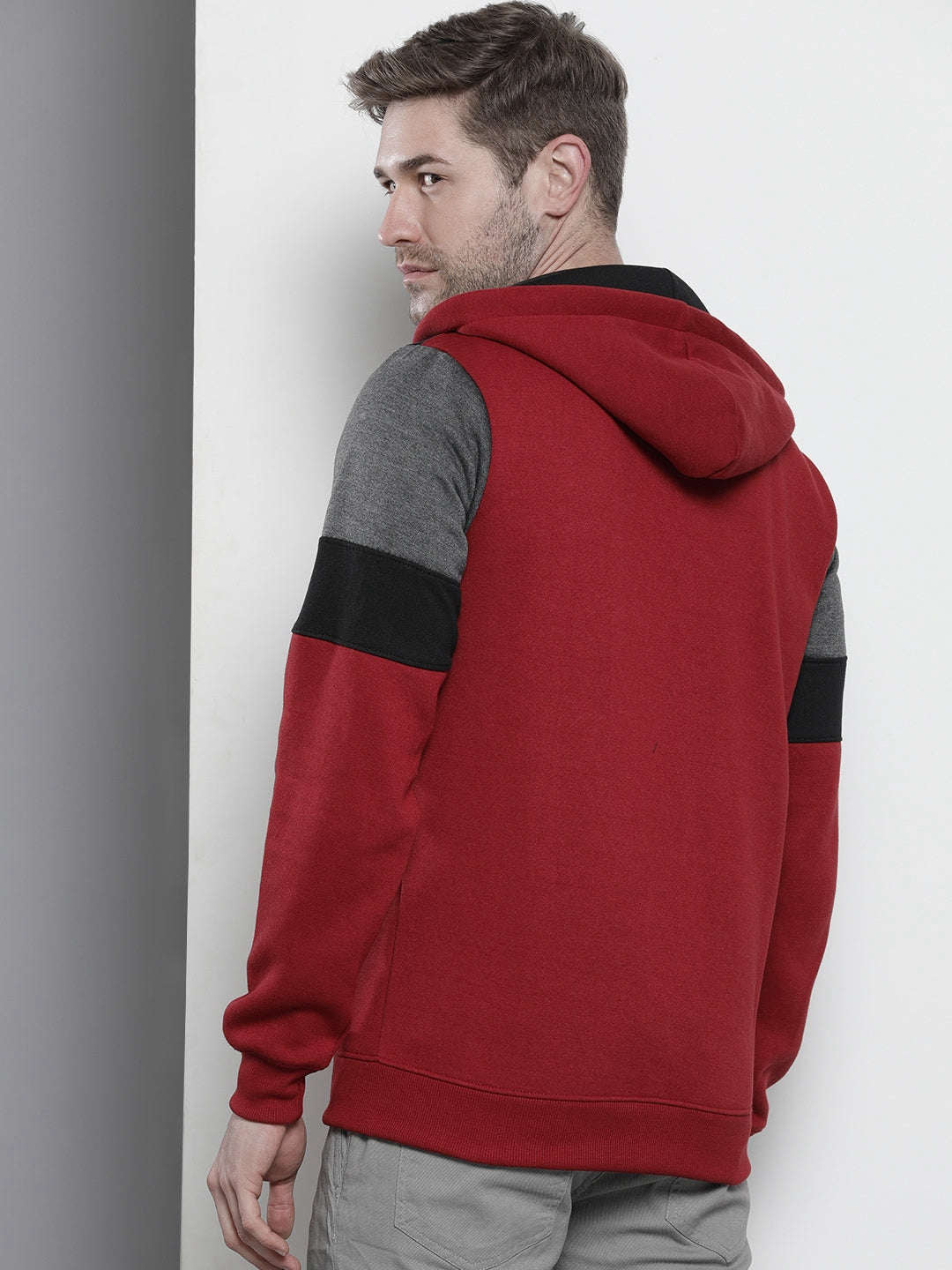 Men's Colourblocked Regular Fit Sweatshirt